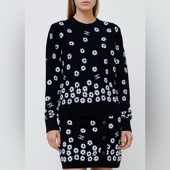 NWT CHANEL 2022 SPRING SUMMER CASHMERE SWEATER. BLACK AND WHITE. SIZE 34 (US XS) - Picture 1 of 7